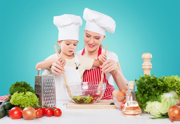 Fille et sa mère cuisinant ensemble dans la cuisine