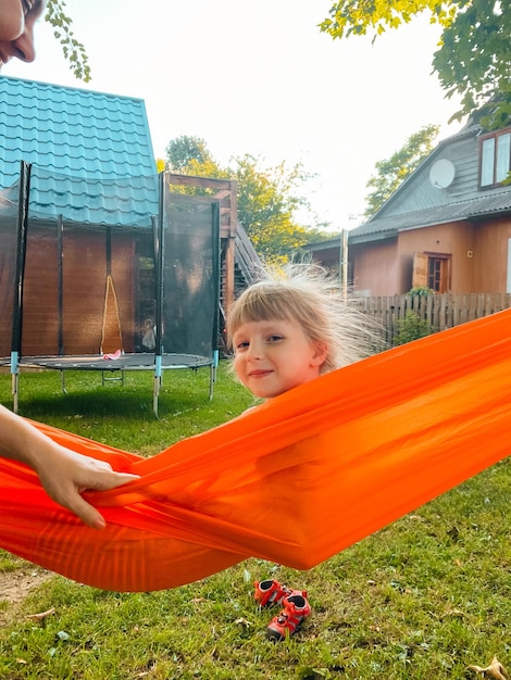 Fille avec sa mère sur un hamac lumineux