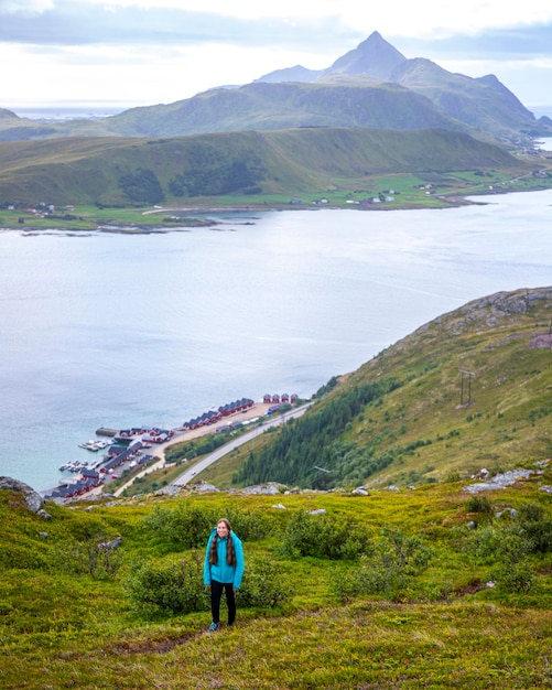 Fille avec sac à dos randonnée sentier Offersykammen en admirant le panorama des îles Lofoten, Norvège