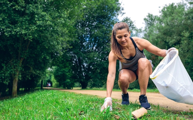 Fille avec sac poubelle faisant plogging