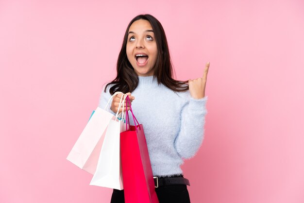 Fille avec des sacs sur fond isolé