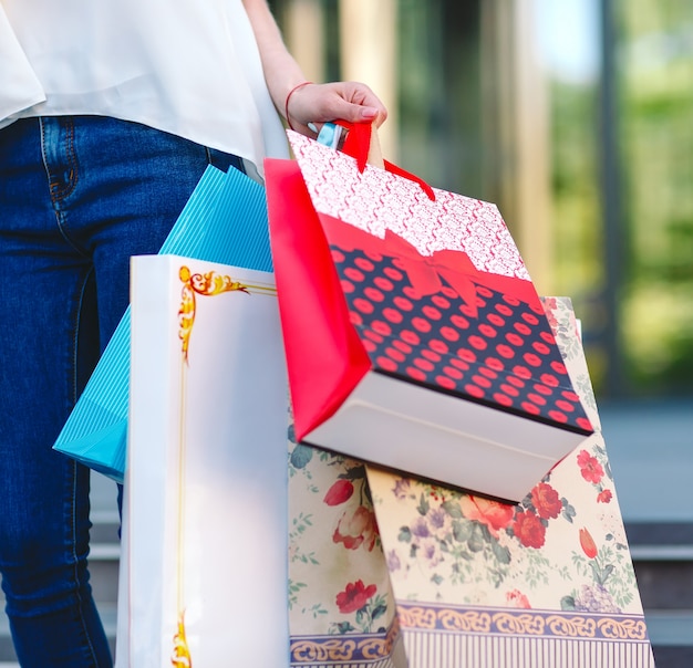 Fille avec des sacs à provisions