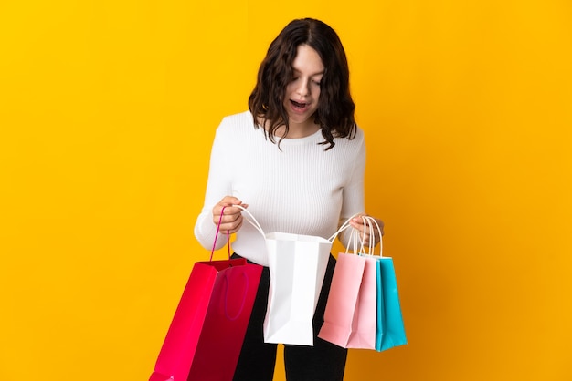 fille avec des sacs à provisions