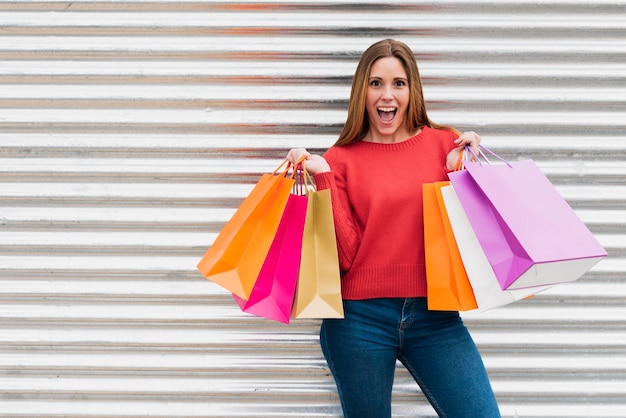 Photo fille avec des sacs en regardant la caméra