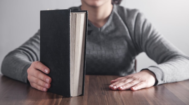 Fille avec une Sainte Bible. Religion, éducation