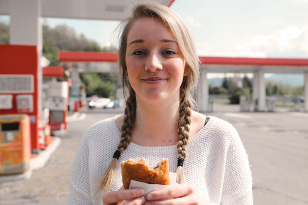 Photo fille avec un sandwich