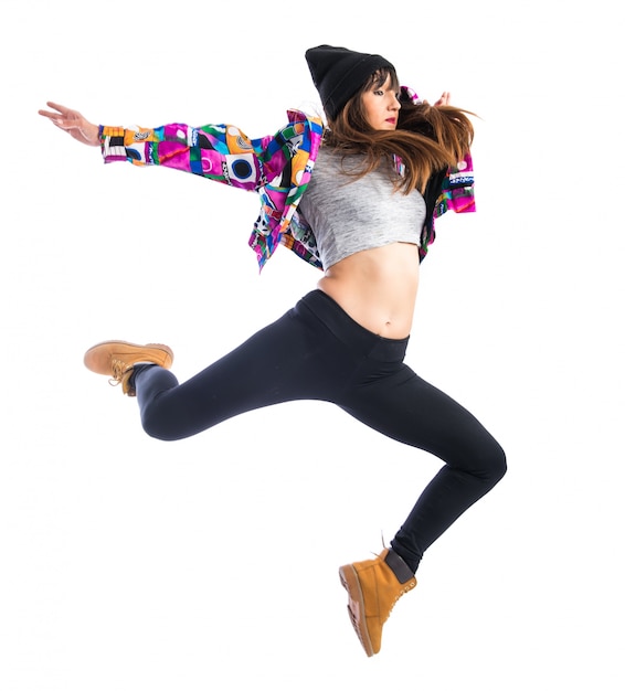 Fille sautant dans le style hip-hop