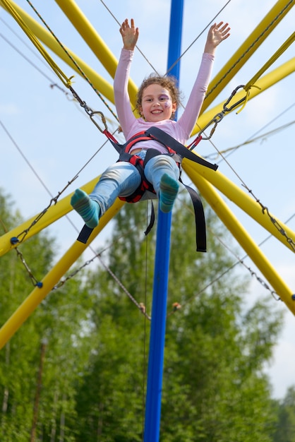 Fille sautant sur le trampoline