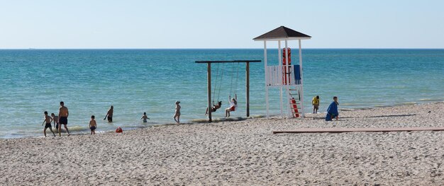 fille se balançant sur une balançoire sur le rivage