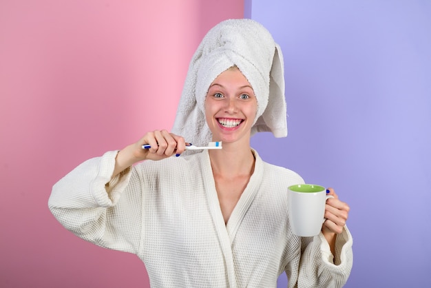 Fille se brosser les dents femme en peignoir blanc tendre routine quotidienne des procédures matinales réveil du sommeil