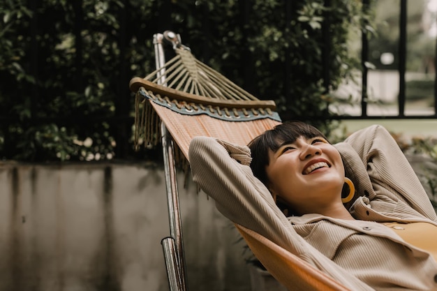 Une fille se détend au jardin