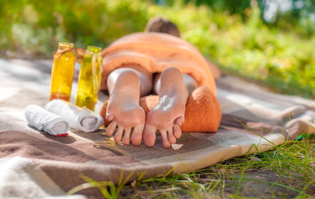 La fille se détend avec les pieds de près