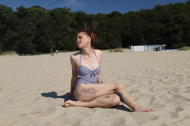 une fille se détend sur la plage