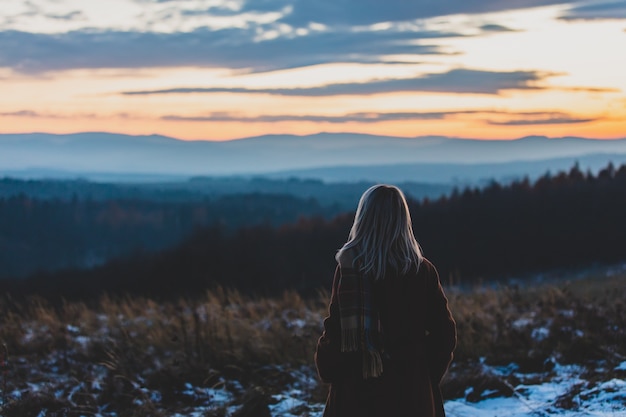 Fille se détendre et regarder les montagnes des Sudètes en décembre