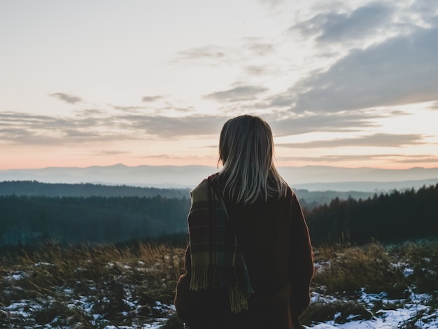 Fille se détendre et regarder les montagnes des Sudètes en décembre