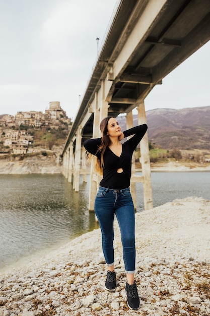 Fille Se Dresse Sur Le Front De Mer Avec Vue Sur Le Lac De Montagne Turano Et Le Village