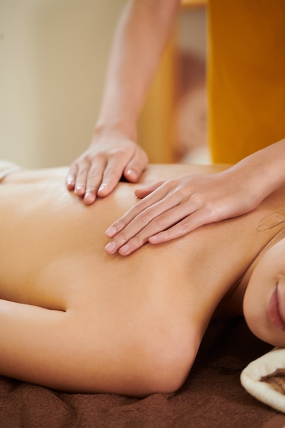 Fille se massage au spa