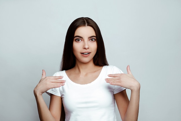 fille se montrant avec ses mains