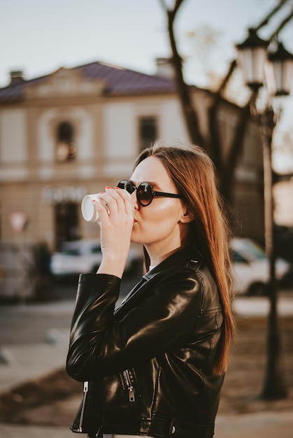 une fille se promène dans la ville. une fille avec un magazine. promenade en ville