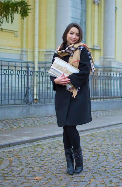 La fille se promène dans la ville