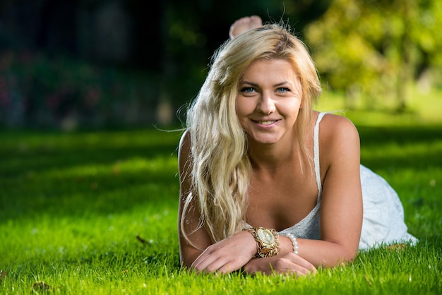 Fille se reposant sur l'herbe par une journée ensoleillée