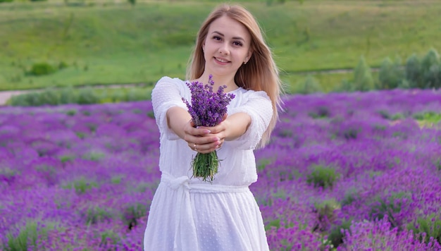 La fille se repose dans le champ de lavande