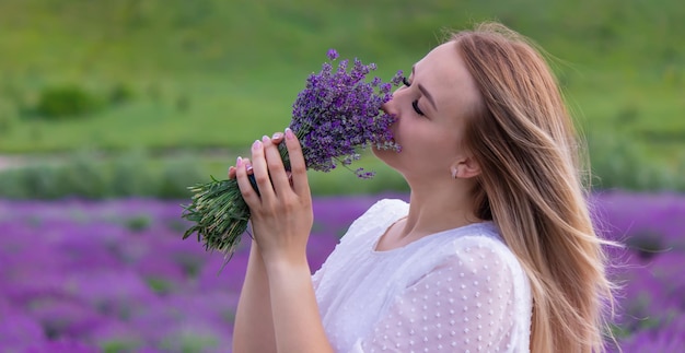 La fille se repose dans le champ de lavande