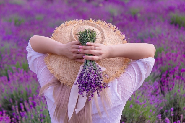 La fille se repose dans le champ de lavande