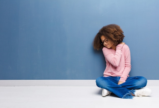 fille se sentant fatiguée, stressée, anxieuse, frustrée et déprimée, souffrant de douleurs au dos ou au cou