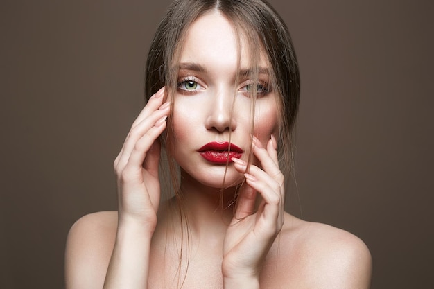 Fille sensuelle de beauté avec le maquillage de lèvres rouges