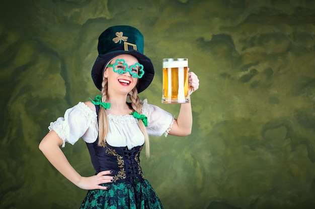 Fille serveuse oktoberfest en costume national avec une chope de bière