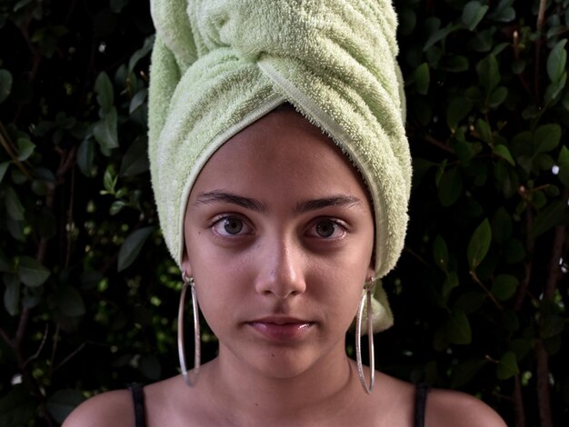 Photo une fille avec une serviette.