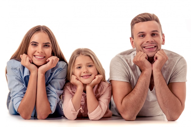 Fille et ses beaux parents s'appuyant sur leurs mains.