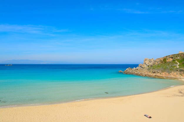 Fille seule sur une plage tropicale en été