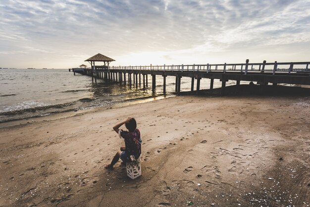 fille seule sur la plage