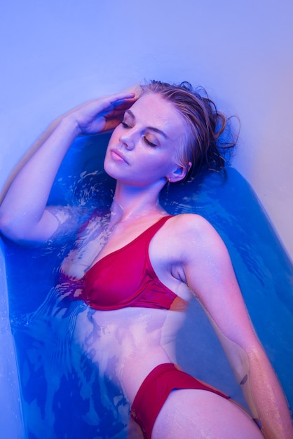 Fille sexy dans le bain spa heure du bain lavage du corps soins des cheveux néons néon fille sexy dans le bain