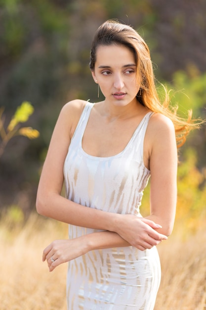 Fille sexy dans un grand chapeau, beau portrait d'une fille