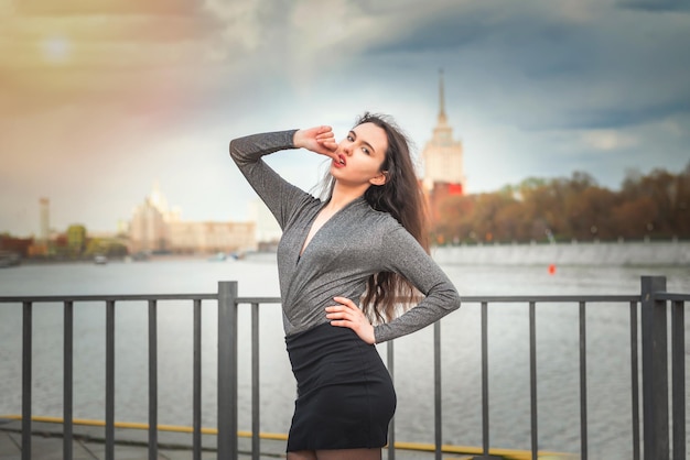 Fille sexy dans une jupe noire sur la jetée