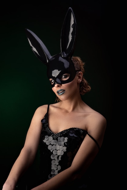 Fille sexy dans un masque de lapin noir