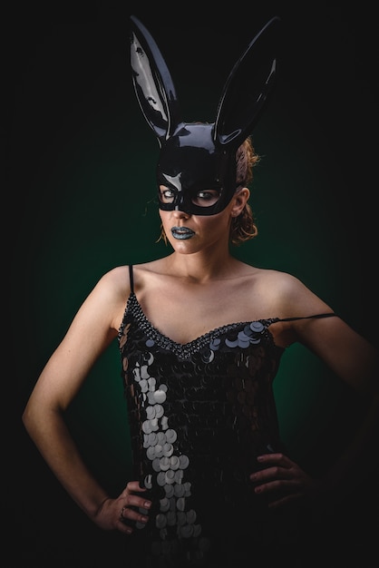 Fille sexy dans un masque de lapin noir