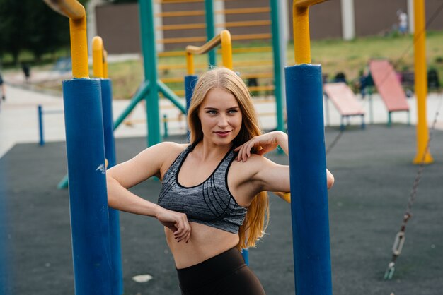 Une fille sexy fait du sport en plein air. Aptitude. Mode de vie sain