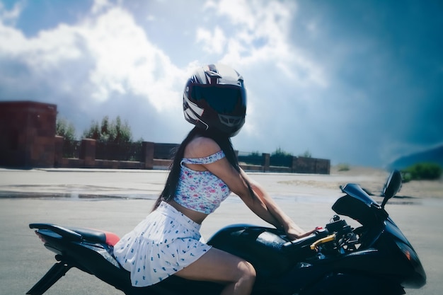 Fille sexy mince posant en moto