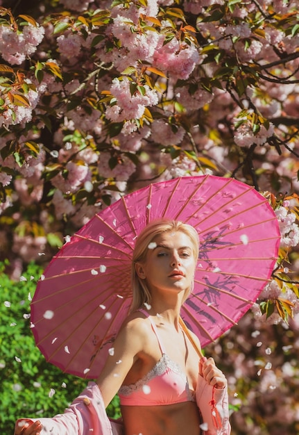 Fille sexy sensuelle dans les fleurs de printemps