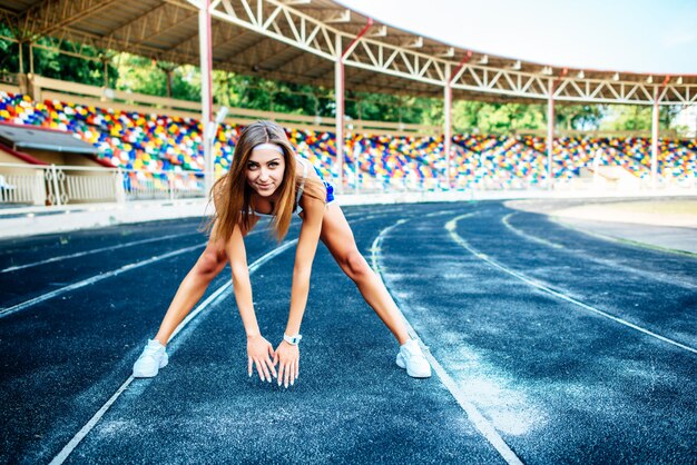 Fille en short bleu d&#39;entraînement sur le stade