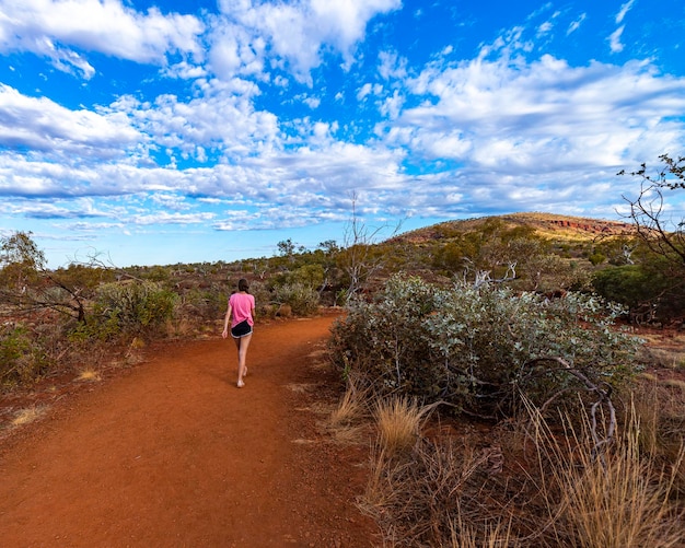 fille en short randonnée dans le parc national de karijini, australie occidentale randonnée au bord d'une gorge