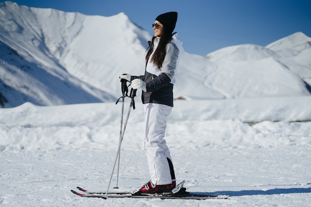 fille avec ski