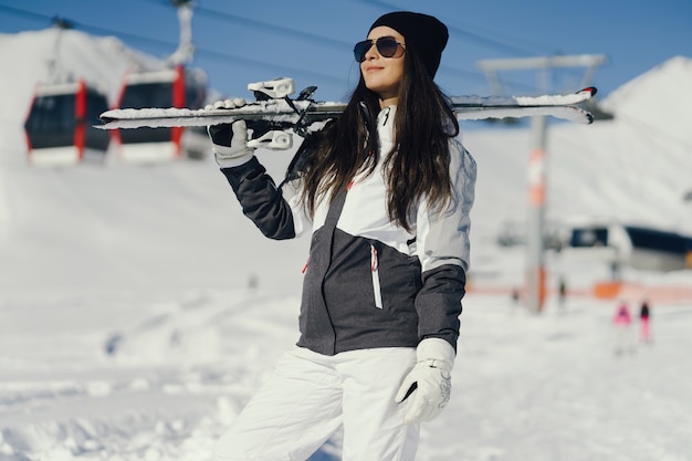 fille avec ski