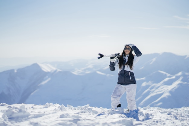 fille avec ski