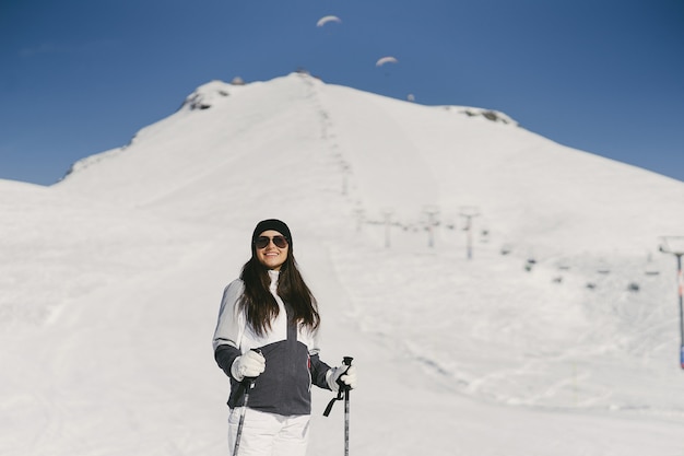 fille avec ski