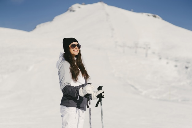 fille avec ski